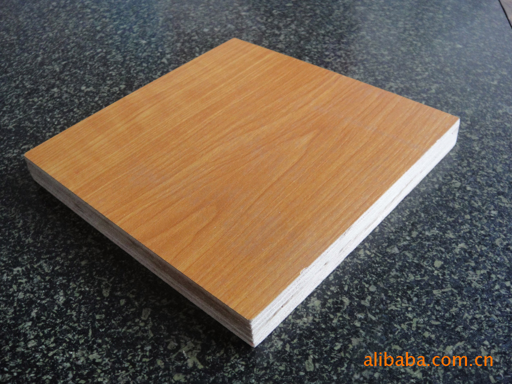 21mm Thick Laminated Hardwood Melamine Plywood Timber Pine Surface